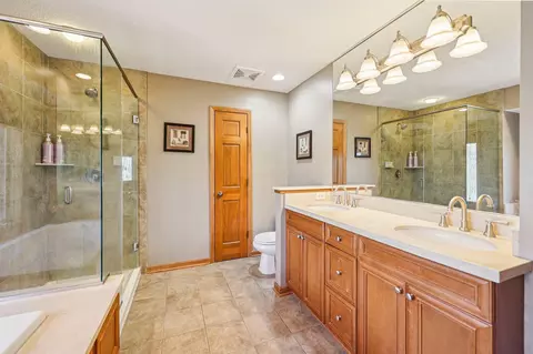 Bath - 3489 Wolfberry Ct, Eagan, MN 55123 photo 3 of 7