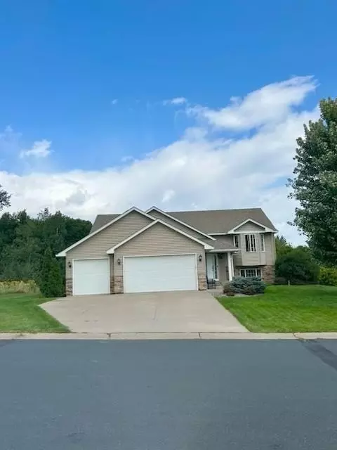 31069 Algonquin Trl, Chisago City, MN 55013