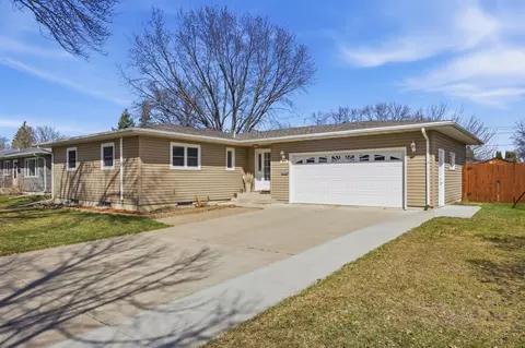 2909 Edgewood Dr N, Fargo, ND 58102