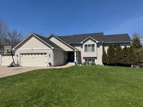 7478 31st St N, Oakdale, MN 55128