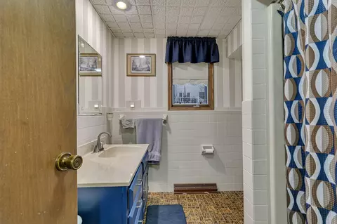 Bath - 2426 Cooper Ave S, Saint Cloud, MN 56301 photo 2 of 2