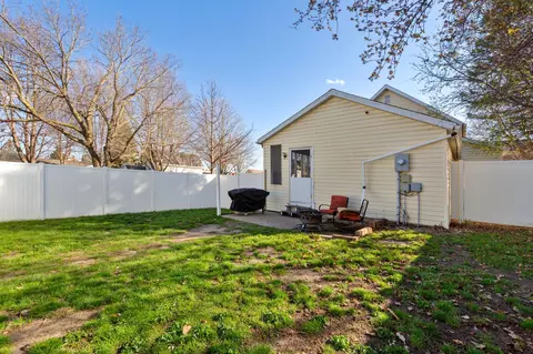 Exterior - 401 Grace St, Saint Peter, MN 56082 photo 5 of 8