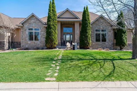 8916 Whispering Oaks Trl, Shakopee, MN 55379