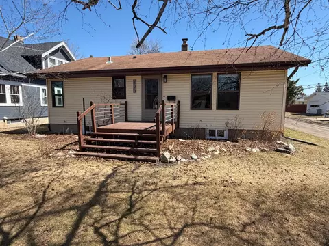 306 7th Ave NE, Roseau, MN 56751