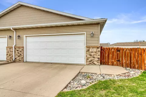 910 35th Ave S, Moorhead, MN 56560