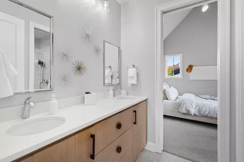 Bath - 6505 Hawks Pointe Ln, Excelsior, MN 55331 photo 5 of 6
