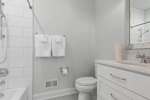 Bath - 6505 Hawks Pointe Ln, Excelsior, MN 55331 photo 4 of 6