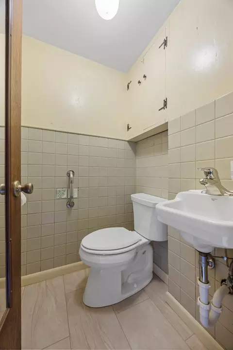 Bath - 1121 4th Ave S, Fargo, ND 58103 photo 1 of 3