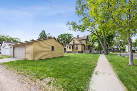 Exterior - 1121 4th Ave S, Fargo, ND 58103 photo 10 of 11