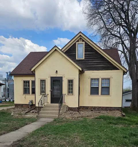 416 N 2nd St, Le Sueur, MN 56058