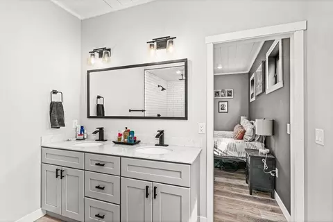 Bath - 5174 Upper Peterson Rd, Duluth, MN 55804 photo 2 of 4