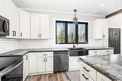 Kitchen - 5174 Upper Peterson Rd, Duluth, MN 55804 photo 4 of 5