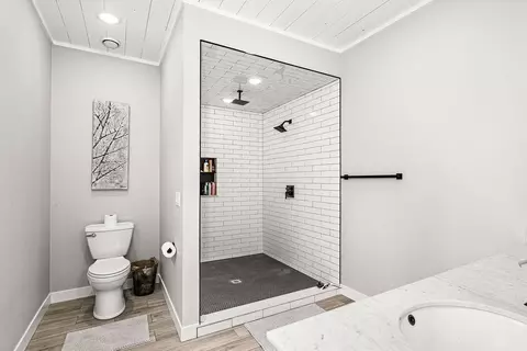 Bath - 5174 Upper Peterson Rd, Duluth, MN 55804 photo 1 of 4