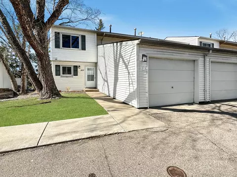 607 E Burnsville Pkwy #13, Burnsville, MN 55337