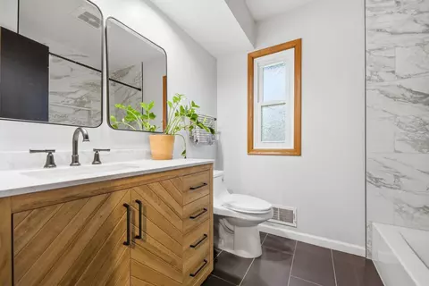 Bath - 1778 Gabbro Trl, Eagan, MN 55122 photo 1 of 3
