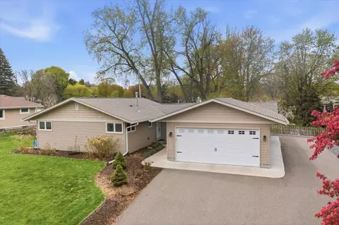 2222 Draper Ave, Roseville, MN 55113