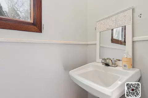 Bath - 908 Pleasantview Dr SE, Willmar, MN 56201 photo 2 of 5