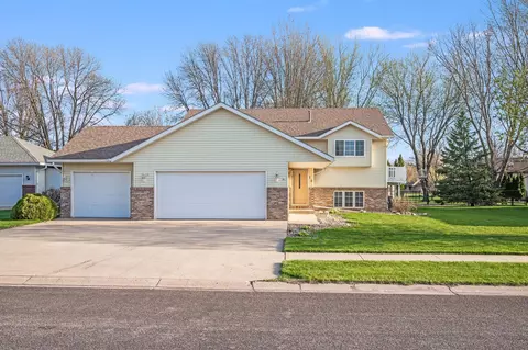18 La Mar Ct, North Mankato, MN 56003