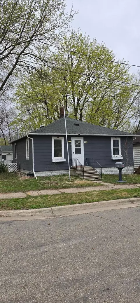 Exterior - 620 Saint Thomas Ave, Albert Lea, MN 56007 photo 2 of 5