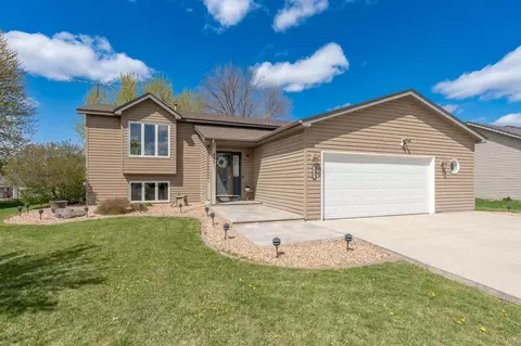 433 Braeburn Dr, Shakopee, MN 55379