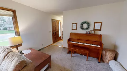 Entry Way - 1112 15th St SW, Willmar, MN 56201 photo 3 of 4