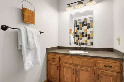 Bath - 19044 Xavier St NW, Elk River, MN 55330 photo 2 of 3