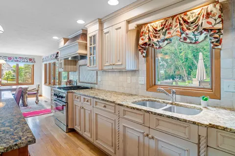 Kitchen - 2150 Crestview Dr, Excelsior, MN 55331 photo 6 of 6