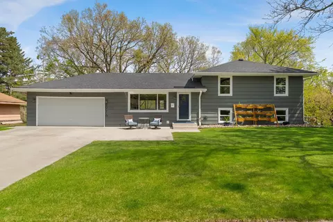 4916 Overlook Dr, Bloomington, MN 55437