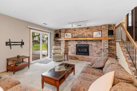 1005 Aston Cir, Burnsville, MN 55337