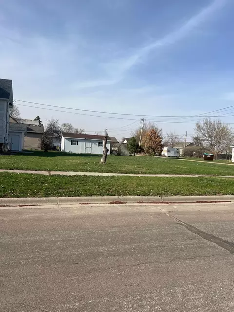 310 E 4th St, Madison, MN 56256 photo 2