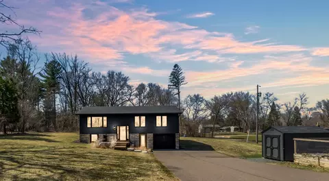 1130 Hallam Ave N, Mahtomedi, MN 55115