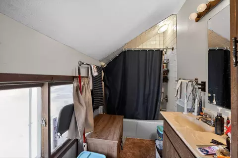 Bath - 808 11th Ave N, Saint Cloud, MN 56303 photo 1 of 1