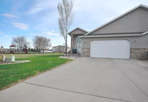 3221 11th Ave S, Moorhead, MN 56560