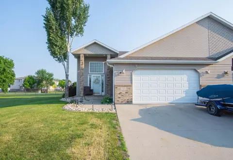 3221 11th Ave S, Moorhead, MN 56560