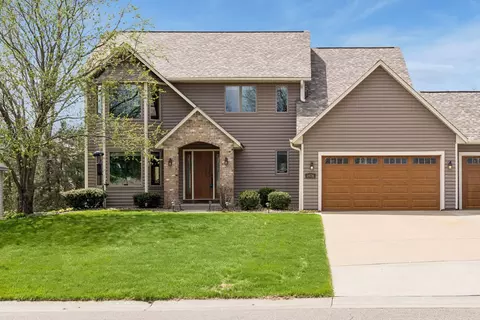 2470 Queensport Rd, Woodbury, MN 55125