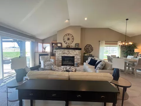 Living - 2509 7th Ave SE, Willmar, MN 56201 photo 4 of 11