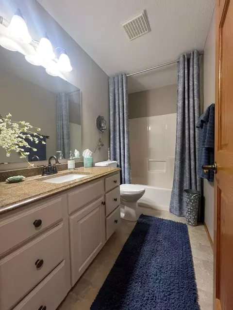 Bath - 2509 7th Ave SE, Willmar, MN 56201 photo 4 of 4