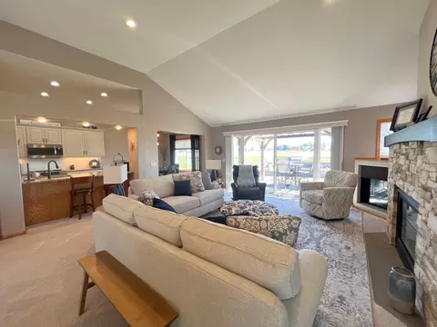 Living - 2509 7th Ave SE, Willmar, MN 56201 photo 2 of 11