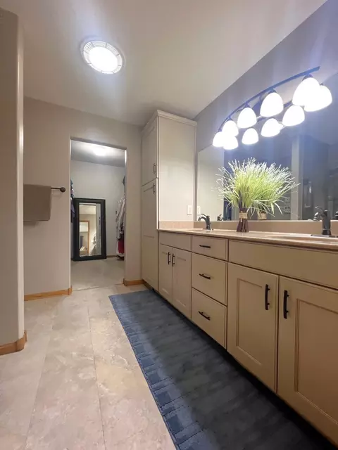 Bath - 2509 7th Ave SE, Willmar, MN 56201 photo 1 of 4