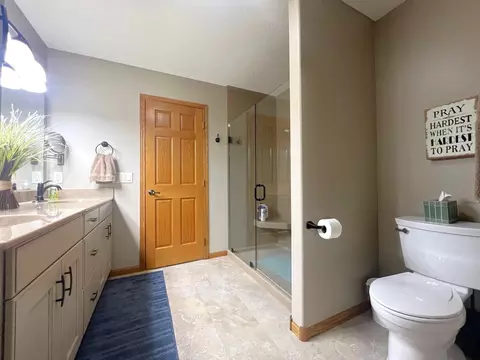 Bath - 2509 7th Ave SE, Willmar, MN 56201 photo 2 of 4