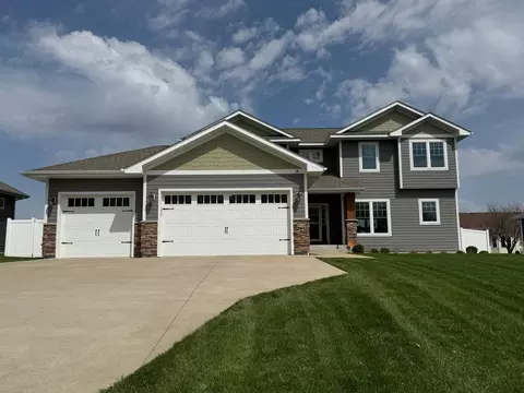 210 Hickory Ln NE, Owatonna, MN 55060