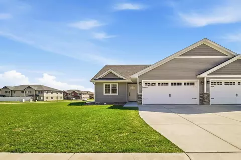 4911 Field Crest Ln, Eau Claire, WI 54701