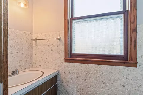 Bath - 800 9th St SE, Austin, MN 55912 photo 1 of 6