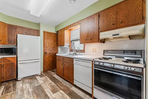 Kitchen - 800 9th St SE, Austin, MN 55912 photo 3 of 3