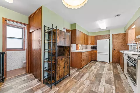 Entry Way - 800 9th St SE, Austin, MN 55912 photo 1 of 2