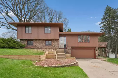 944 Pine View Ct, Saint Paul, MN 55119