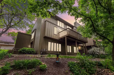 8970 Neill Lake Rd, Eden Prairie, MN 55347