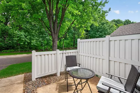 401 Leeward Trl, Woodbury, MN 55129