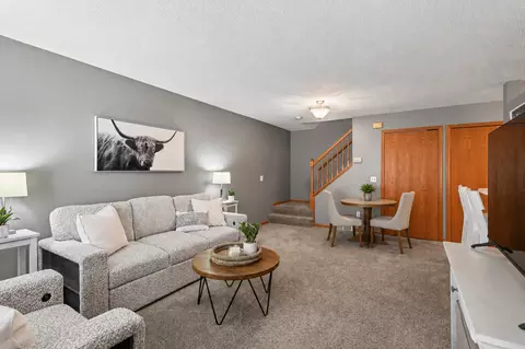 401 Leeward Trl, Woodbury, MN 55129