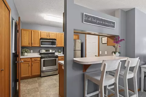 401 Leeward Trl, Woodbury, MN 55129